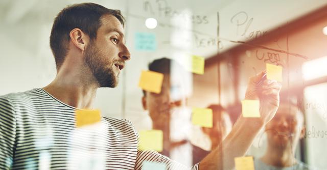 FOTO 2 | Los buenos jefes dan pie a materializar las ideas de sus empleados. Cuando alguien tiene una buena idea, ellos tratan de llevarla a cabo teniendo en cuenta la pasión del trabajador y eliminando obstáculos. Un mal jefe hace oídos sordos y no se complica la vida. (Foto: iStock)