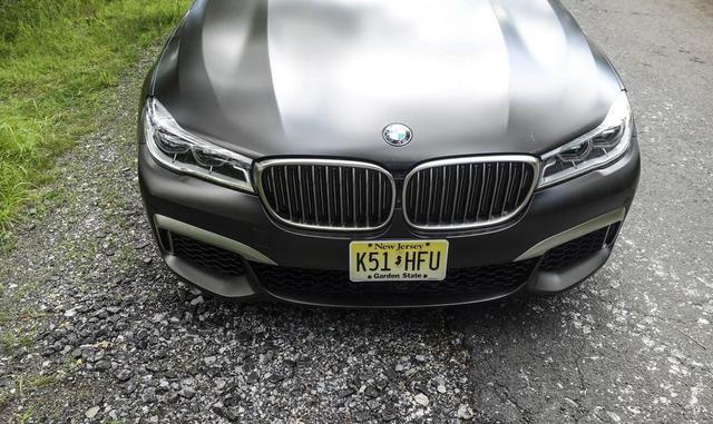 Conducirlo es emocionante. Pero si yo tuviera que elegir entre los dos, optaría por el M760i: el gran motor y el manejo atlético, las nuevas combinaciones de colores y un asiento posterior por el que uno moriría le dan la ventaja global.