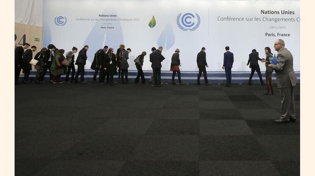 Los delegados observan los lugares, donde los líderes de Estado del mundo se ubicarán para una foto familiar durnate la ceremonia de inauguración de la Conferencia Mundial del Cambio Climático (COP21), cerca a París, Francia, (Foto: Reuters)