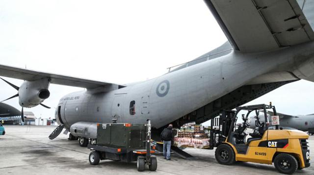 Vista del avión en el que se traslada la ayuda a Arequipa. (Foto: Andina)