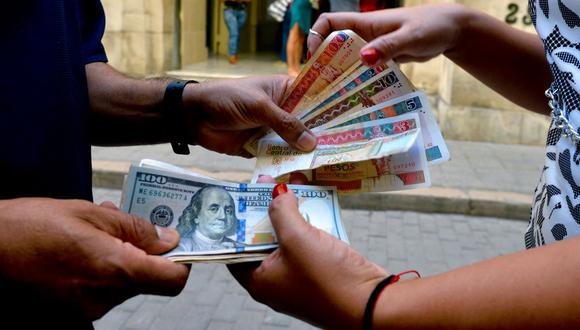 La venta de dólares será limitada a sucursales de Cadeca, las casas de cambio cubanas, pero locales de aeropuertos y bancos no estarán autorizados para esta operación. (Foto: Yamil Lage | AFP)