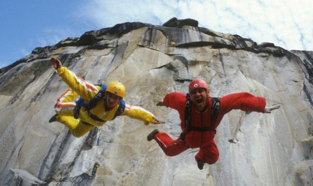 FOTO 7 | 7. Sunshine Superman. Este divertido documental de 2015 narra la vida de Carl Boenish, uno de los pioneros del salto BASE que básicamente es hacer saltos al vacío con paracaídas o planeadores. Lo que hace de esta cinta una muy inspiradora es la pasión y el arrojo que Boenish tuvo cuando empezó a hacerlo. Además, Boenish es conocido por su trabajo como cineasta, filósofo y promotor del BASE jumping.

Con lo que te quedas: Empezar un negocio puede ser aterrador, pero si no estás dispuesto a dar ese salto, ¿estás realmente viviendo al máximo? Otra lección de negocios con la que te quedarás de Sunshine Superman es que los emprendedores nos vemos forzados a tomar múltiples responsabilidades, pero que es justamente eso lo que te ayuda a dominar dichas tareas y a tener éxito al final.