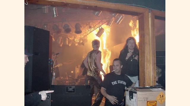 En Estados Unidos, en febrero del 2003, un incendio desatado por dispositivos pirotécnicos durante un concierto de rock costó la vida a casi 100 personas en una discoteca de West Warwick (noreste). (Foto: mundoviolento)