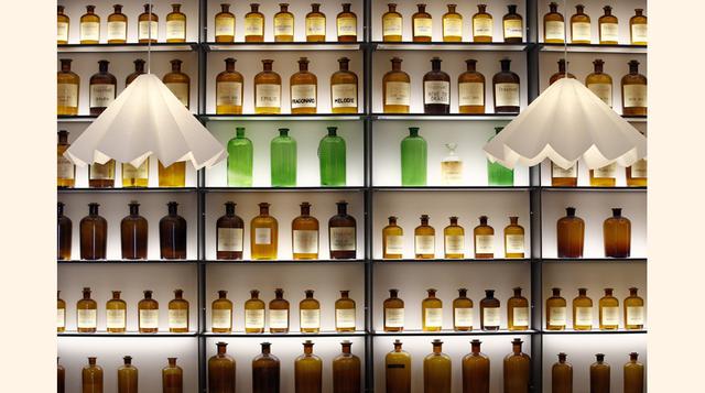 Los visitantes se adentran en un recorrido que exhibe desde las materias primas hasta el embotellado, pasando por la cosecha y recolección de las flores, la extracción de las fragancias, su destilación, industrialización y la manera como los perfumeros o 