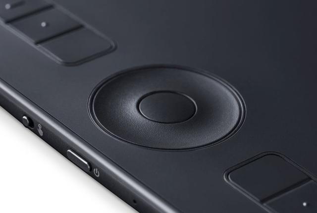 Disponible en los modelos mediano y grande, la Intuos Pro está habilitada para Bluetooth y es compatible con Macs y PC. La Intuos Pro viene con Wacom Pen Pro 2, soporte de lápiz y tiene ocho ExpressKeys, un TouchRing y control de movimientos multi-touch. 