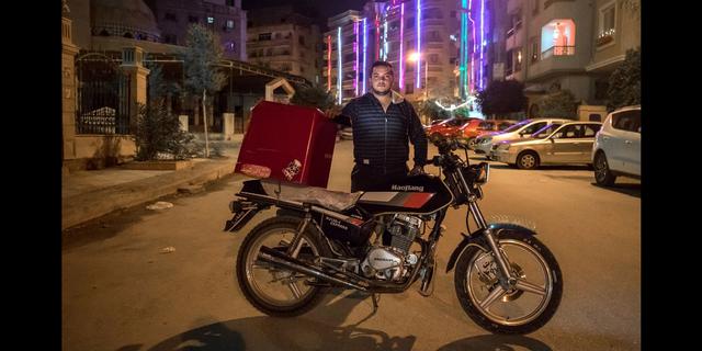 FOTO 5 | Egipto. Un repartidor de víveres presta sus servicios en El Cairo durante la pandemia. Karem Khalafallah, de 21 años, entrega vegetales frescos a los hogares, pues requiere ahorrar dinero para poder casarse en el futuro cercano y ayudar a su familia. Agregó que trabajar durante la pandemia de coronavirus es su única forma de sobrevivir. Foto Afp / Khaled Desouki