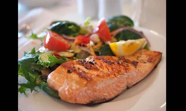 FOTO 9 | En ensaladas y pescados. Robbins toma su salud tan seriamente como su discurso evitando el alcohol, la cafeína, la carne roja y el pollo. En su lugar, se centra en los alimentos que son saludables para el corazón como la ensalada, pescado, verdur