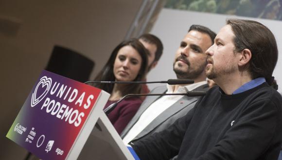 El candidato de Unidas Podemos, Pablo Iglesias, junto al coordinador federal de IU, Alberto Garzón, durante un discurso en el Teatro Goya de Madrid. (Foto: AFP)