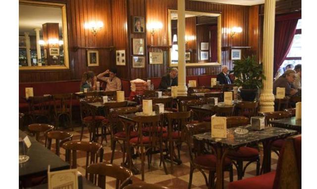 Café Gijón (Madrid, España). Sin duda, el Café Gijón precisa de pocas presentaciones. Situado en el número 21 del madrileño Paseo de Recoletos, se ha convertido desde su apertura en 1888 en toda una institución. Alrededor de sus mesas han tenido lugar alg