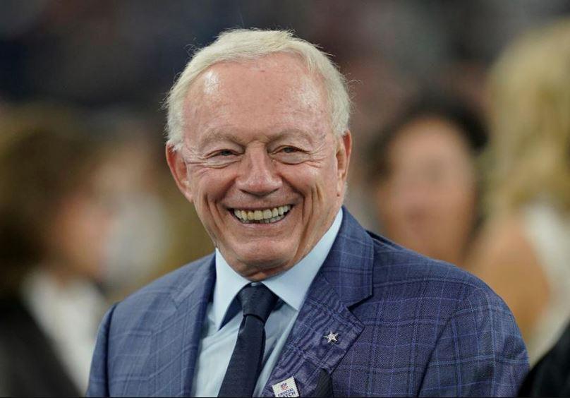 La adquisición más valiosa de Jerry Jones es la del equipo de NFL los Dallas Cowboys que compró por US$ 150 millones en 1989 según Forbes