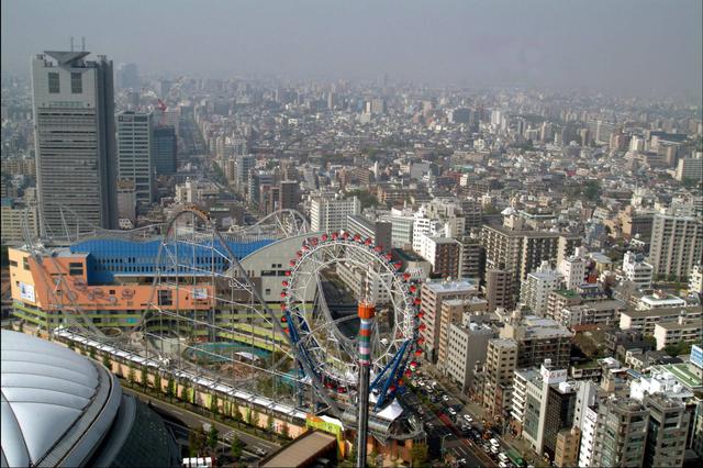FOTO 10 | 10. Big O (Tokio) Ubicada en el centro de Tokio, dentro del parque de atracciones Tokyo Dome City, la noria Big O invita a una vuelta de observación sobre la capital japonesa de 15 minutos, recorrido que puede amenizarse con una sesión de karaoke (8 de sus 40 cabinas cuentan con uno). El centro de la noria es un enorme agujero (está sujeta por dos estructuras laterales) lo que le supuso entrar en el libro Guiness de los récords el año de su apertura (2006): se convirtió en la noria de mayor diámetro (60 metros) sin sujeciones centrales. De hecho, el Thunder Dolphin, la montaña rusa más larga y rápida de Japón, la atraviesa. (Foto:KURITA KAKU GETTY IMAGES)