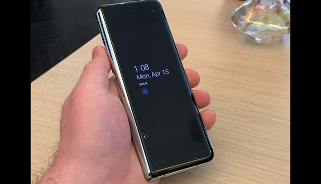 FOTO 4 | Vista de frente del Galaxy Fold mientras está plegado.