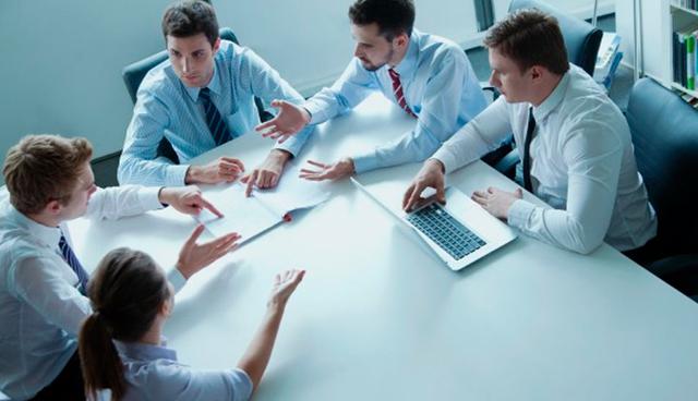 FOTO 4 | 4. ¿Su compromiso con el negocio es tan fuerte como el tuyo?
“No me importa si se trata de una cafetería o de una firma de diseño, el compromiso de tu socio tiene que ser igual al tuyo”, dice Bob Phibbs, consultor y CEO de The Reail Doctor, un sitio de información para Pymes. Una sociedad (especialmente una entre amigos) puede iniciar con diversión y emoción, pero en el corto plazo, los obstáculos del día al día te superan. Si tu socio o socios no están igual de comprometidos que tú perderán rápidamente el entusiasmo, lo cual podría dañarte a ti y a tu marca. (Foto: Difusión)