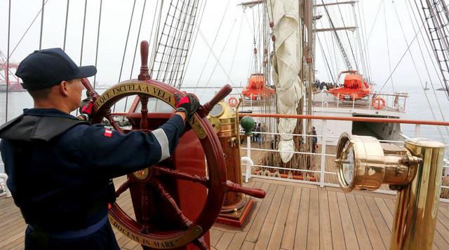 “El buque escuela a vela es una pieza de arte. Queremos que los peruanos sientan algo en el pecho cuando lo vean”, explica el teniente segundo Daniel Negreiros, oficial de la dirección de servicios, uno de los que integran la primera dotación del BAP Unió