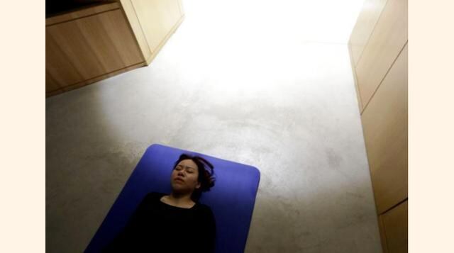 Zhang Kun, una empleada de BaishanCloud, practica yoga antes del almuerzo en su oficina en Pekín, China. (Foto: Reuters)