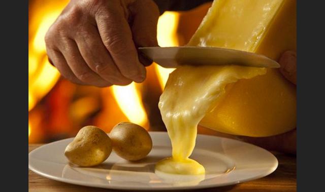 El raclette es un queso de origen suizo proveniente del cantón del Valais hecho a base de leche cruda de vaca y que normalmente se presenta en forma de gran rueda de unos 6 kg aproximadamente. Varios quesos de tipo raclette pasteurizado son fabricados en 