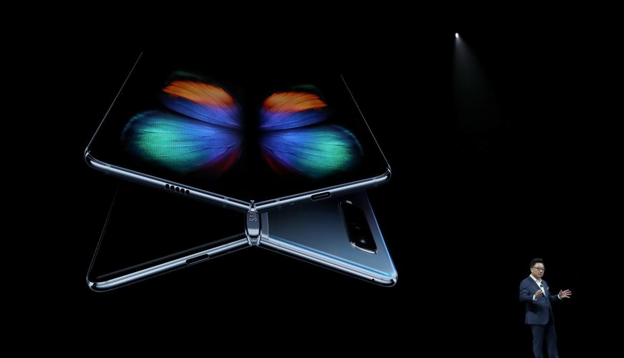 Justin Denison, vicepresidente senior de marketing de productos de Samsung, anuncia el nuevo teléfono inteligente Samsung Galaxy Fold. (Foto: AFP)