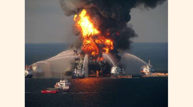 Limpieza de la Deepwater Horizon. Una explosión de la plataforma petrolífera Deepwater Horizon el 20 de abril del 2010 causó la mayor fuga de petróleo del mundo, que también fue uno de los mayores desastres medioambientales de la historia estadounidense. 