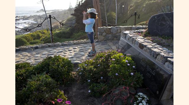 En Isla Negra, construida sobre un acantilado rocoso a la orilla del Pacífico, los turistas pueden "navegar en tierra", como diría Pablo Neruda, viajar con su gran colección de mascarones de barcos, mapas antiguos, compases y conchas de todos lo