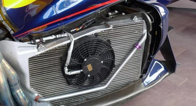 Foto 6 | Sistema de refrigeración. Costo estimado de US$ 172,000. Con un sistema electrónico tan complejo, el calor puede alcanzar niveles muy altos si no cuenta con un sistema de refrigeración adecuado. Este sistema mantiene al motor con la temperatura correcta, pues deja pasar el aire a través del radiador. Por otro lado, a medida que más aire fluye a través del radiador, peor será la aerodinámica. Es por ello que el sistema de refrigeración es complicado. La FIA es muy restrictiva con esta parte, y prohíben que los conductos de este sistema pasen por la cabina del piloto, por razones de seguridad (F1technical).