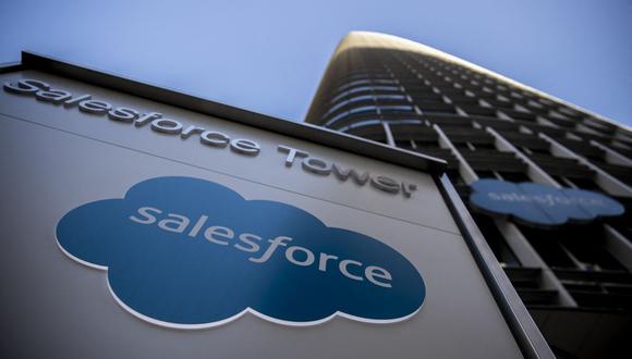 En esta foto de archivo tomada el 1 de diciembre de 2020, el logotipo de Salesforce en Salesforce Tower en San Francisco, California. (Foto de Stephen Lam / GETTY IMAGES NORTEAMÉRICA / AFP)