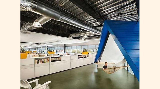 10. HomeAway, un mercado en línea de vacaciones con sede en Austin, construyó su propio techo en miniatura con una hamaca para trabajar y relajarse.