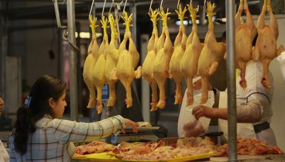 Precio del pollo se mantiene al alza debido a la escasez de huevos fértiles en las granjas, afectadas por la gripe aviar.