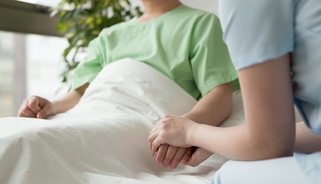 FOTO 6 | 6.     Permiso por enfermedad o accidente grave de familiar: Tendrán una licencia de hasta 7 días, si el trabajador tiene un hijo, padre o madre, cónyuge o conviviente enfermo diagnosticado en estado grave o terminal, o que haya sufrido accidente que ponga en serio riesgo su vida, con el objeto de asistirlo.