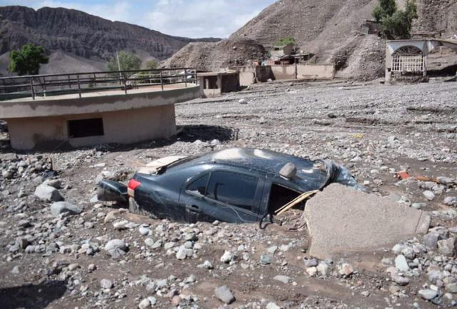 Un vehículo quedó atrapado en medio del lodo, tras la caída del huaico. (Foto: Prefectura Tacna)