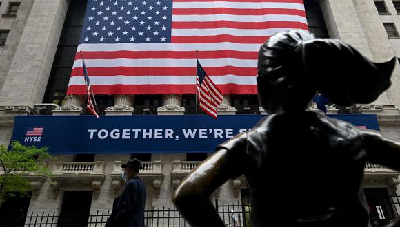 En una IPO, los bancos de Wall Street actúan como intermediarios entre la empresa y los inversores, negociando un precio. (AFP)