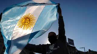 Argentinos se protegen más de la inflación que de la devaluación