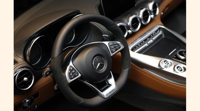 Mercedes-Benz ha dotado a su AMG GT de un chasis con suspensiones de dobles triángulos derivadas de las que se usan en competición.