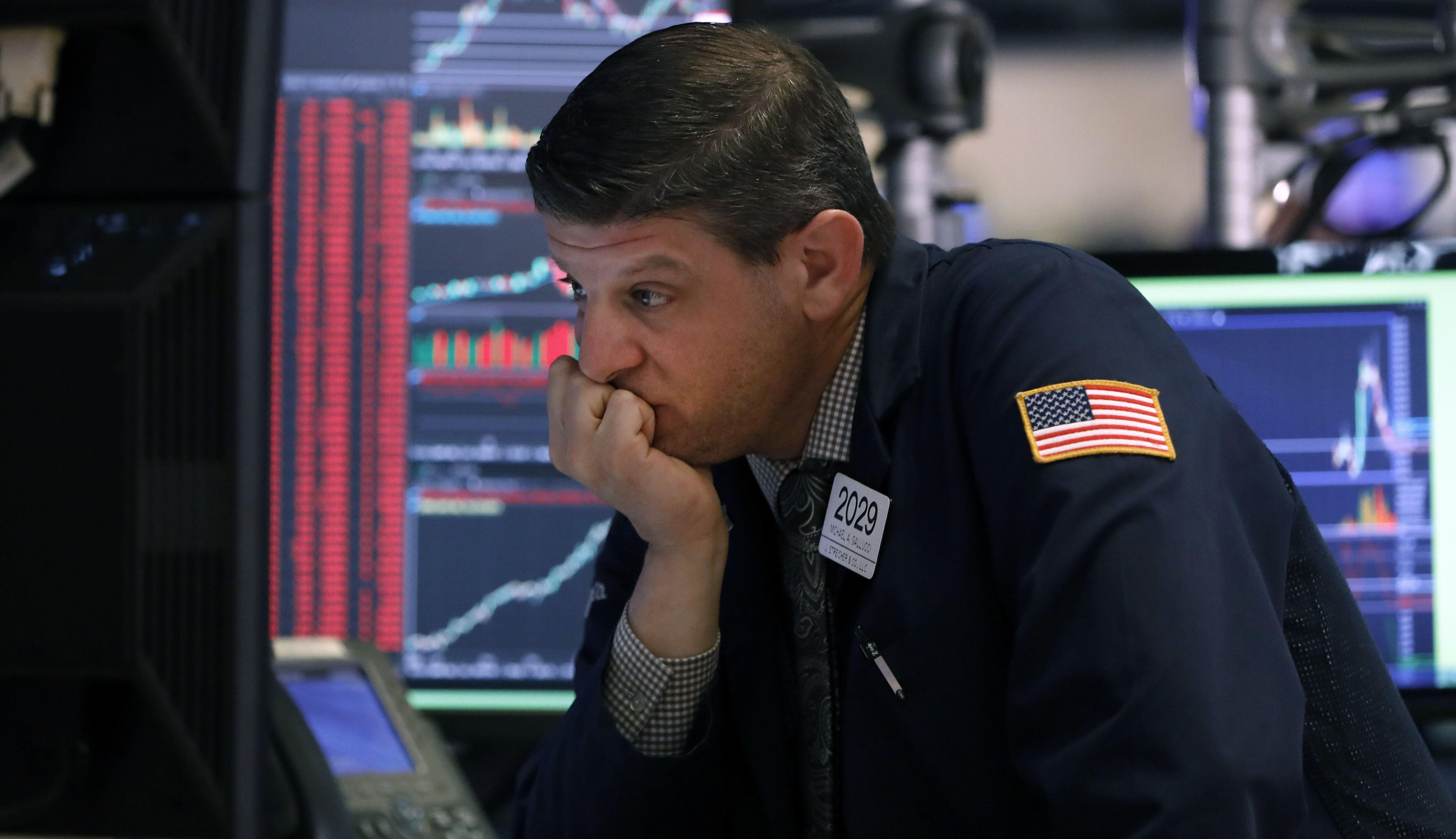 Tras una sesión marcada por el fuerte descenso de los principales indicadores de la Bolsa Nueva York, se decidió suspender las operaciones por 15 minutos. (Foto: AP)