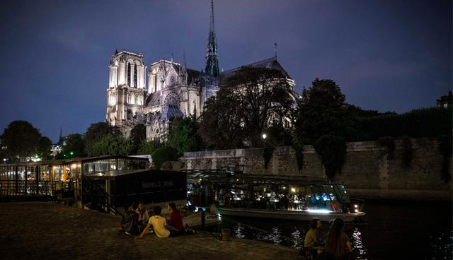 FOTO 1 | Notre Dame de noche
La catedral de Notre Dame, vista desde las orillas del Sena en París, en setiembre pasado. Fotógrafo: PHILIPPE LOPEZ / AFP / Getty Images