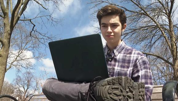 Marco Burstein, de 18 años y estudiante de Harvard de primer año, realizando trabajos en su portátil cerca del campus de la casa de estudios. (Foto: Rodrique Ngowi / AP)