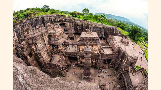 Cueva de Ellora (India), reúne 12 santuarios budistas, los más antiguos, 19 hinduistas de los siglos VII y VIII y 4 jainistas, construidos entre los siglos VII y XIII.