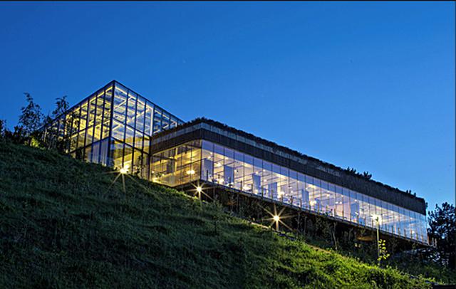 10. Azurmendi Gastronómico, España. Si se acerca a Azurmendi no deje de dar un paseo por los alrededores para disfrutar del propio edificio. En la ladera de una colina, el local acristalado está rodeado de viñas. Ejemplo de arquitectura moderna, fue premi