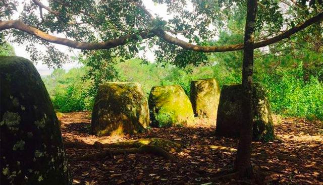FOTO 15 | Sitios de jarrones megalíticos en Xiengkhuang - Plain of Jars. El Plain of Jars, ubicado en una meseta en el centro de Laos, recibe su nombre de más de 2,100 frascos de piedra megalítica con forma tubular utilizados para prácticas funerarias en la Edad del Hierro. Foto: unesco.org.