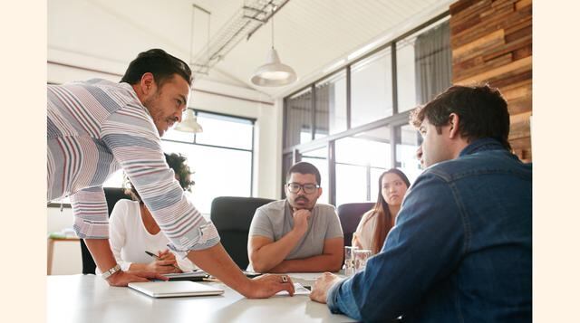 La actitud. Firmeza, credibilidad y consistencia en tus argumentos darán como resultado la mejor actitud. Debes estar abierto a la escucha y atento a la respuesta. La conexión con tu interlocutor es fundamental. Procura que tu argumento se sostenga con tu