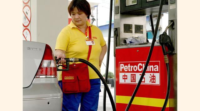 PetroChina (millones de BEP)  Zhou Jiping, CEO de la compañía, Vladimir Putin y Xi Jingping, presidente de China  2014: 4 millones de bep  2004: 2,6 millones de bep.  (Foto: Bloomberg)