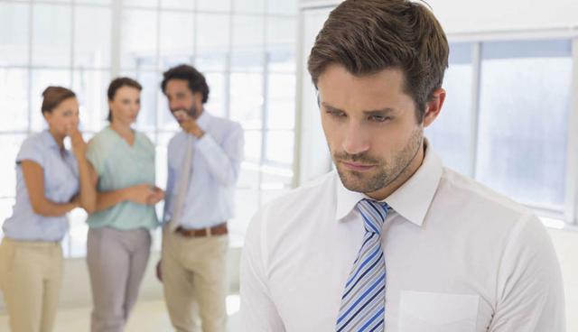 FOTO 2 | 2. Alejas a los demás

“Impresionar a la gente es totalmente distinto a ser verdaderamente impresionante”. –Ryan Holiday

Probablemente conoces a alguien que solo habla de sí mismo, siempre quiere tener la razón y busca el reconocimiento a donde sea que vaya. Muchos podríamos confundirlo con seguridad y la verdadera seguridad es todo lo contrario: interesarse en otros, no depender del reconocimiento, ni buscar tener siempre la razón. Si tuvieras que trabajar con una persona que actúa como la primera o una que actúa como la segunda, ¿a quién escogerías?