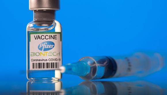 Un vial etiquetado con la vacuna Pfizer-BioNTech contra la enfermedad del coronavirus (COVID-19) se ve en esta imagen ilustrada tomada el 19 de marzo de 2021. (REUTERS/Dado Ruvic).