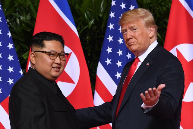 El presidente de los Estados Unidos, Donald Trump y el líder de Corea del Norte, Kim Jong Un, se dan la mano luego de una ceremonia de firma durante su histórica cumbre entre los Estados Unidos y Corea del Norte, en el Hotel Capella en la isla Sentosa en Singapur.