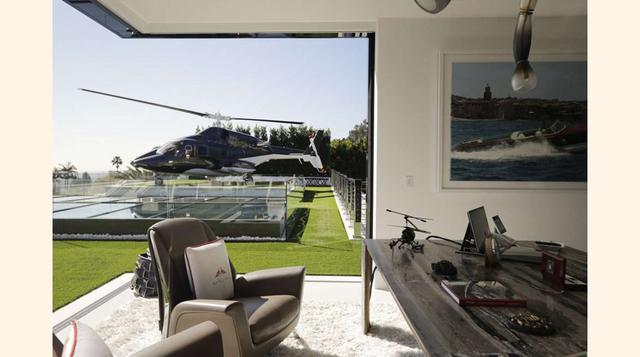 Un helicóptero aterriza en la azotea de la mansión .