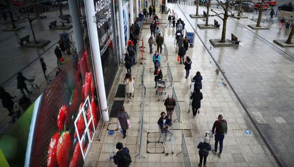 Personas hacen cola fuera de una tienda Tesco, Londres, Gran Bretaña, 21 diciembre 2020. REUTERS/Hannah McKay
