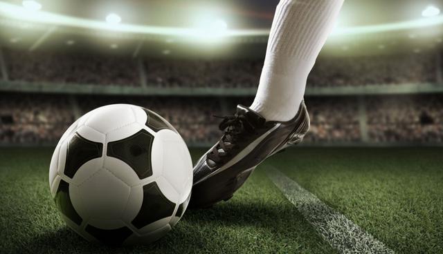 FOTO 8 | Algunos delanteros no logran arreglar su punto de mira al disparar. En España, a esos jugadores que siempre patean fuera de marco les dicen que "fallan más que una escopeta de feria" y hasta serían "incapaces de hacer un gol al arcoiris". (Foto: noticias.cubitanow)