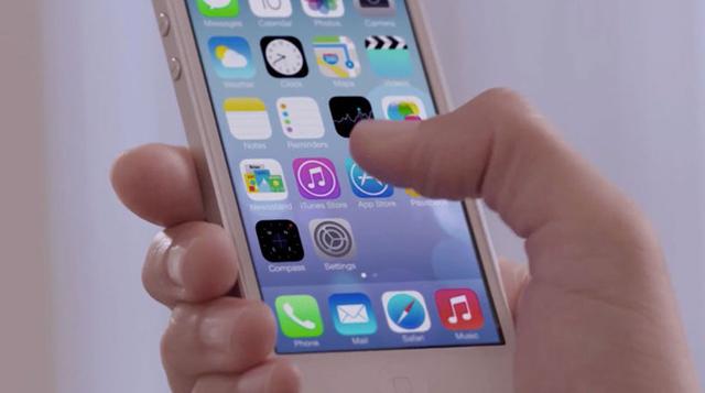5) Descarga iOS 10: Luego de realizar y tener en cuenta los pasos anteriores, podrás actualizar tu equipo. La actualización podrás encontrarla en la sección de Ajustes > General > Actualización de software. Conecta tu dispositivo al tomacorriente (podrás 