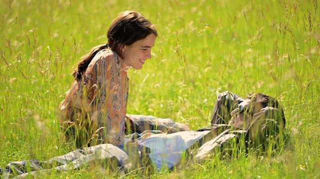 L’Homme que Lón Aimait Trop (2014). En 1976, tras el fracaso de su matrimonio, Agnès Le Roux regresa de África y vuelve con su madre, Renée, propietaria del casino Le Palais de la Méditerranée en Niza. Agnès, que es accionista del casino, quiere vender su