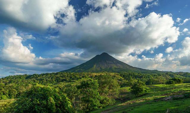 Un volcán situado en Costa Rica. Este país es conocido por sus paisajes y sus volcanes.