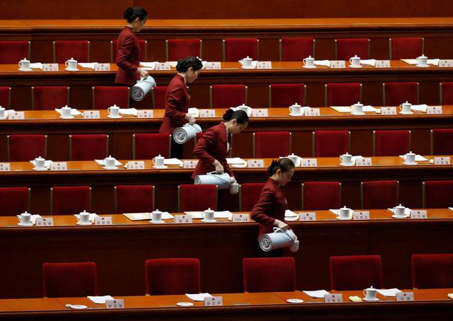 Los asistentes preparan el té dentro del Gran Salón del Pueblo antes de la segunda sesión plenaria de la Asamblea Popular Nacional en Pekín, China. (Foto Reuters)